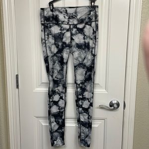 Athleta Gray & White Chaturanga 7/8 Length Printed Athletic Leggings